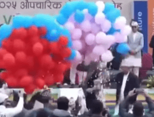 बेलुन फुटेर आगो सल्किँदा अर्थमन्त्री विष्णु पौडेल र पोखरा महानगरपालिकाका प्रमुख धनराज आचार्य घाइेते।