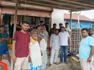 समाजसेवी अन्सारीद्वारा क्यान्सर पीडित परिवारलाई खाद्यान्न र नगद सहयोग